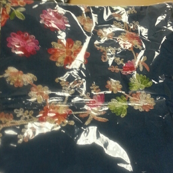 BIG‎ embroidered scarf...shawl NWT - Picture 2 of 3